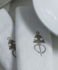 2 embroidered guest towels