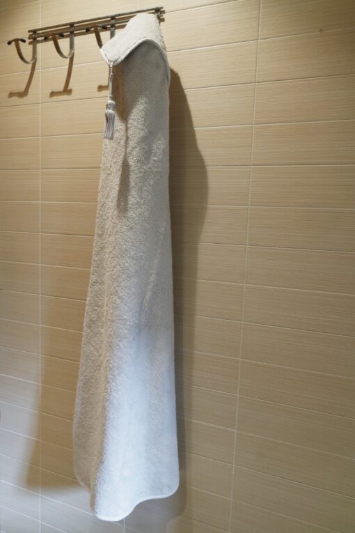 Large bath cape with pompom