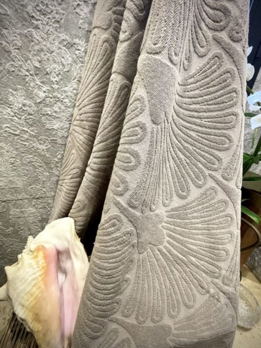 Bath towels with Art Deco fringes