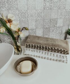 2 guest towels Akidates or buttons