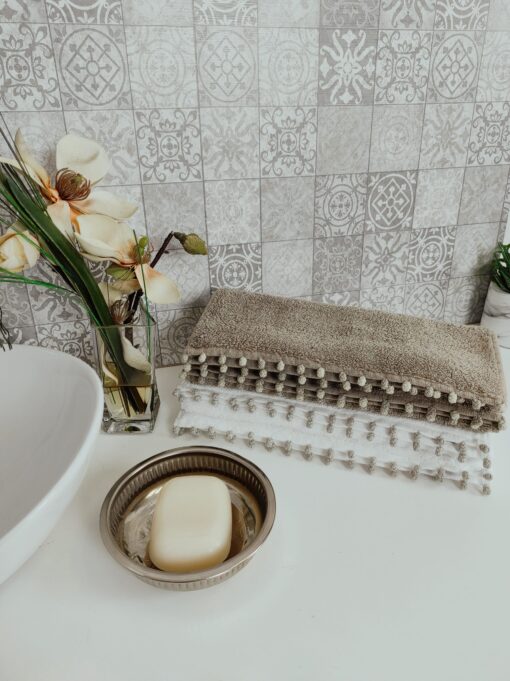 2 guest towels Akidates or buttons
