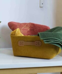 2 embroidered guest towels